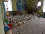 Боевики обстреляли Станицу Луганскую: попали в детсад, есть пострадавшие