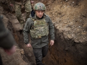 Зеленский посетил передовые позиции на Донбассе: вручил награды и подарки военным