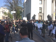 Под Радой проходит митинг в поддержку «языкового» закона