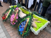 Протестующие принесли под Раду гроб с трупом свиньи