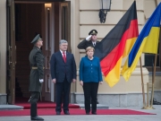 «Вітаю, воїни»: Ангела Меркель приехала в Киев и поприветствовала военных по-украински