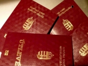 На Закарпатье украинцам выдают венгерские паспорта под присягу и шампанское