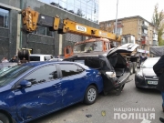 В центре Киева автокран протаранил около 20 автомобилей
