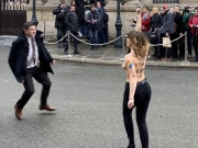 Активистки Femen устроили провокацию возле Елисейского дворца