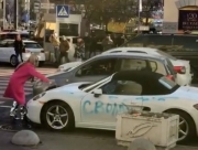 В Киеве девушка разрисовала и изрубила топором элитный Porsche