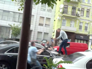 В Киеве неизвестные напали на авто Порошенко
