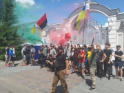 Активисты забросали файерами дом Порошенко