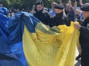 В Берлине полиция изъяла у активистов украинский флаг: в МИД отреагировали