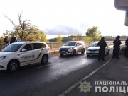 В Киеве вооруженный мужчина угрожал взорвать мост через Днепр