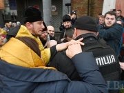 В Киеве сторонники УПЦ КП устроили потасовку в суде