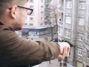 В центре Харькова молодой человек с балкона открыл стрельбу по прохожим