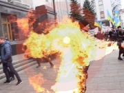 В Киеве под Офисом Президента мужчина совершил самоподжог