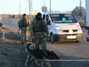 Пограничники задержали женщину с паспортами и деньгами для боевиков