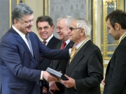 Порошенко по случаю Дня Соборности наградил Павлычко и Вакарчука