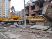 Под Киевом рухнул башенный кран: один погиб, двое пострадали