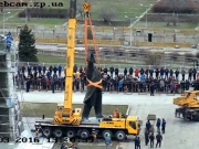 В Запорожье снесли самый большой в Украине памятник Ленину
