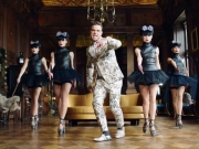 Робби Уильямс в новом клипе высмеял российских олигархов