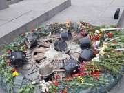 В Киеве вандалы залили цементом Вечный огонь в парке Славы