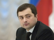 Путин оставил Суркова в должности своего помощника
