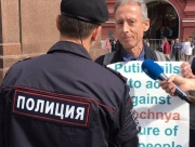 В Москве задержали британца за пикет с антипутинским плакатом