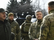 Порошенко приехал на позиции «Азова» на передовой