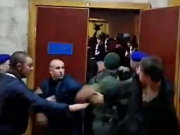 В киевском суде подрались противники и сторонники переименования столичных проспектов в честь Бандеры и Шухевича