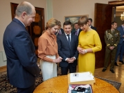 Президент Эстонии подарила Зеленскому велосипед