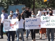 Здание посольства Украины в Ереване облили борщом