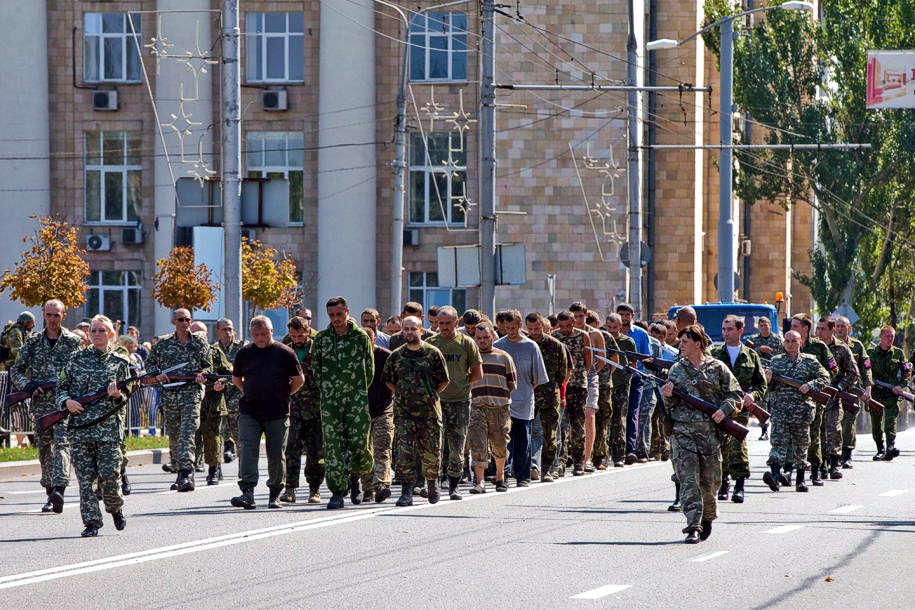 Сепаратисты заставили пленных украинских солдат пройти парадом в Донецке