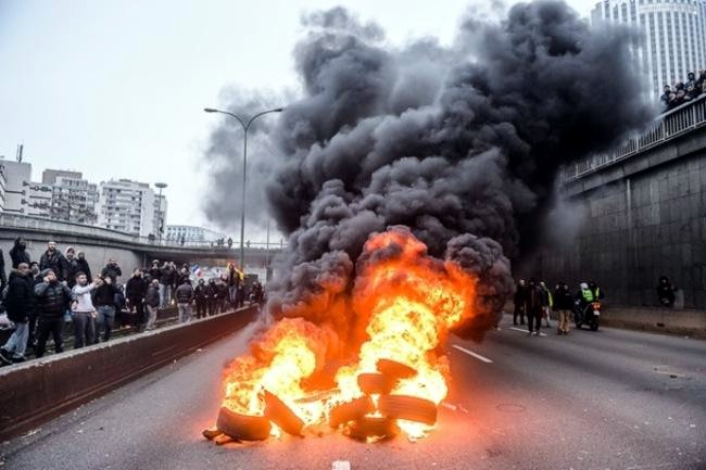 Париж парализован из-за забастовок таксистов во Франции