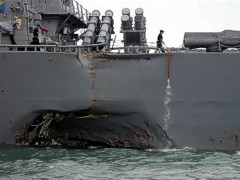 Эсминец США USS John S. McCain протаранил нефтяной танкер в водах около Сингапура