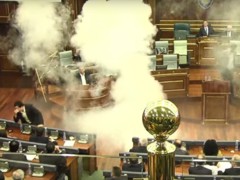 В парламенте Косово оппозиционер взорвал дымовую шашку