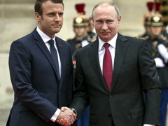 Во Франции проходит первая встреча Макрона и Путина