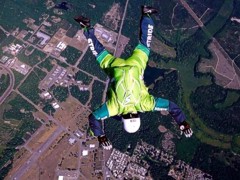 В Сеть попало видео прыжка мужчины без парашюта