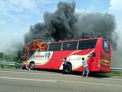 26 туристов сгорели заживо в автобусе на Тайване