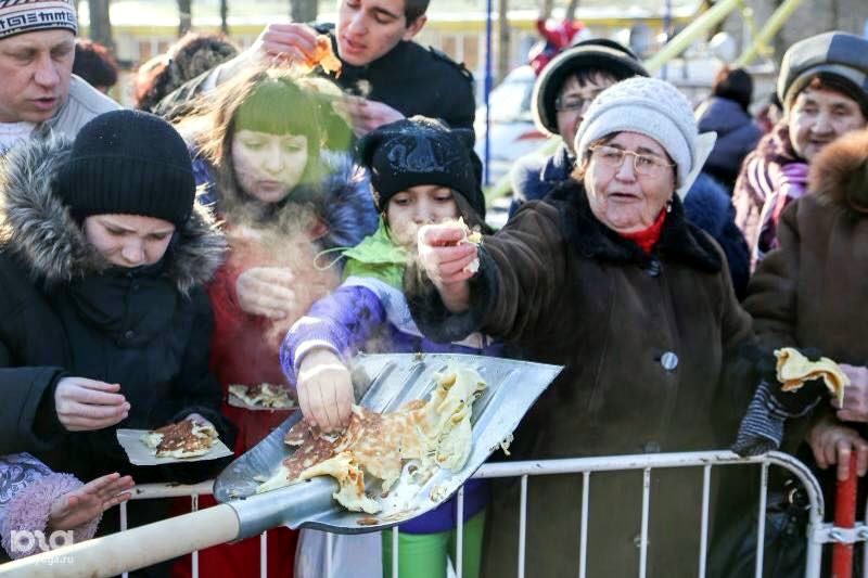 Российские блины на лопатах высмеяли в фотожабах