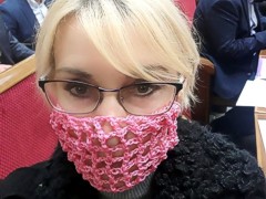 Депутат из «Слуги народа» пришла в Раду в вязаной маске
