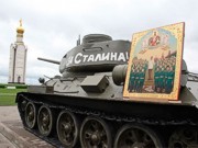 В РФ священник отслужил «службу» с иконой Сталина