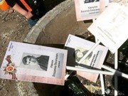 После парада в Москве люди выбросили портреты «погибших родственников»