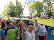В Краматорске на день Независимости пронесли 8-метровый флаг Украины