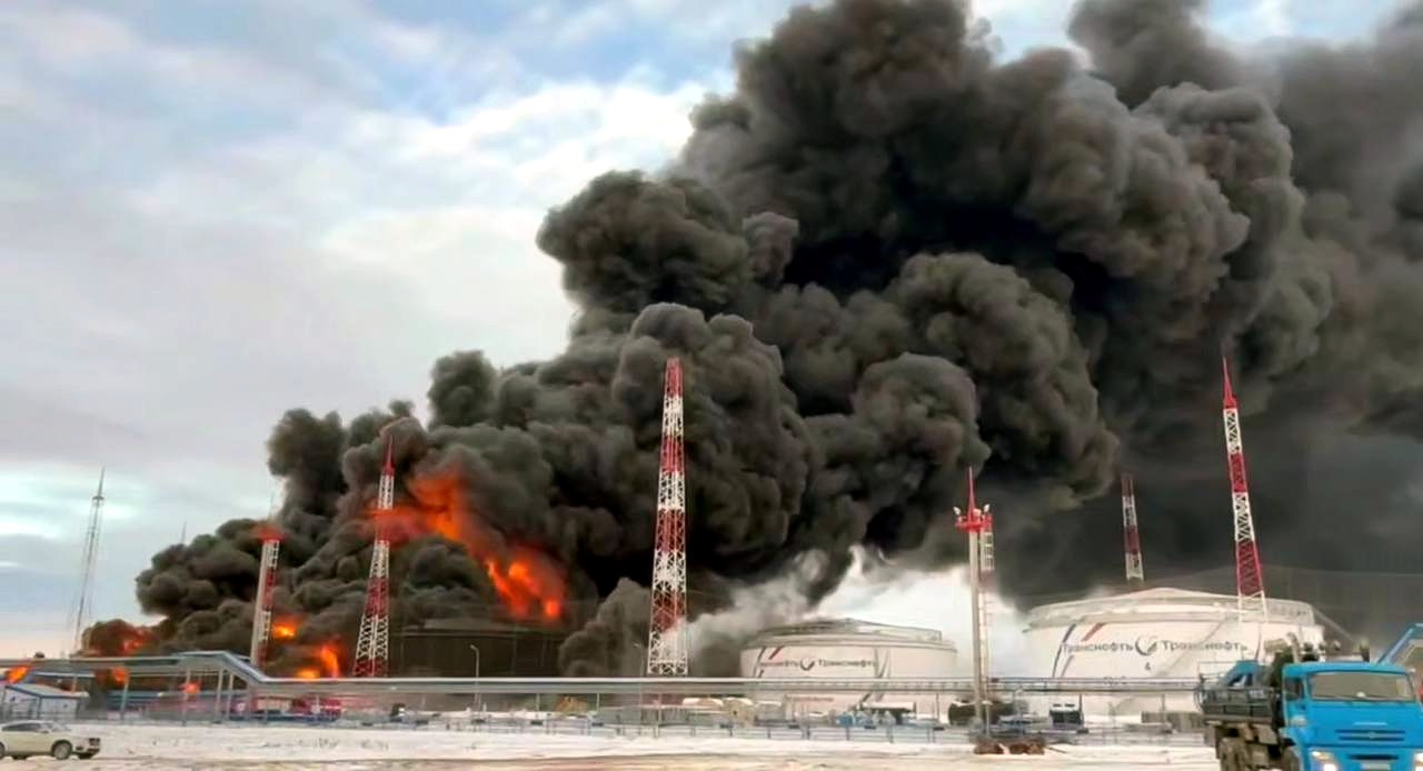 Дроны атаковали нефтебазу в Орловской области: произошел пожар