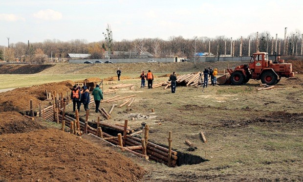 В Харькове начали рыть окопы и строить площадки под бронетехнику