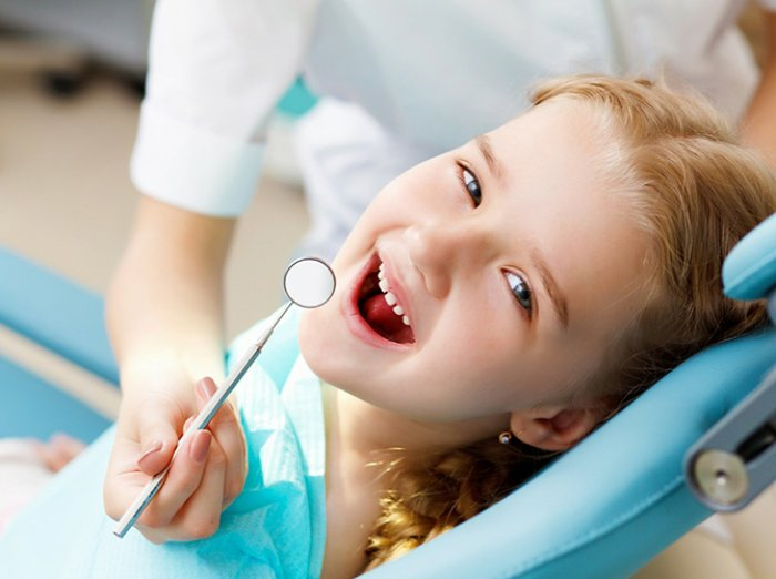 Когда пора записываться на прием к детскому стоматологу