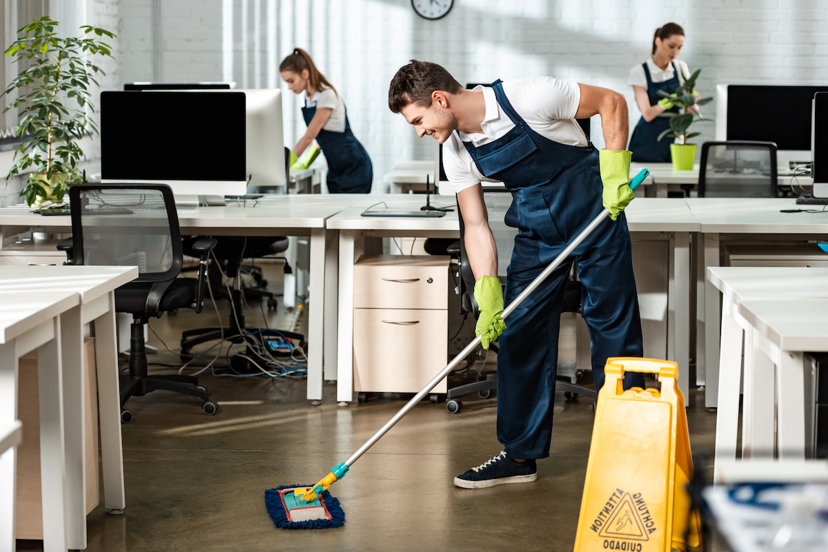 Недорогая уборка в офисах: доверьтесь профессионалам