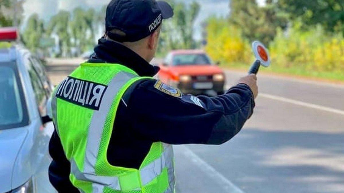 Шість корисних фраз для спілкування з патрульним при зупинці авто