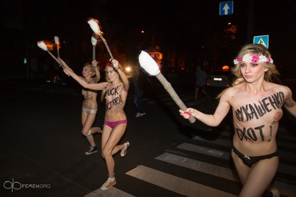 Активистки Femen устроили в Киеве ночную акцию против Лукашенко