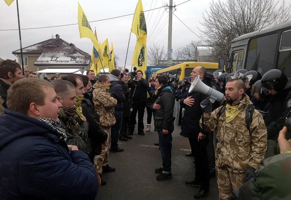 Активисты завершили акцию под Межигорьем гимном Украины