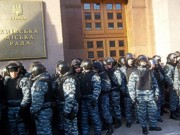 Возле КГГА произошли столкновения между «Беркутом» и киевлянами