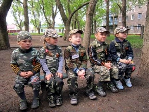 В Горловке к 9 мая дошкольников одели в форму «Беркута»