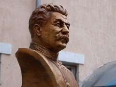 В Луганске установили памятник Сталину